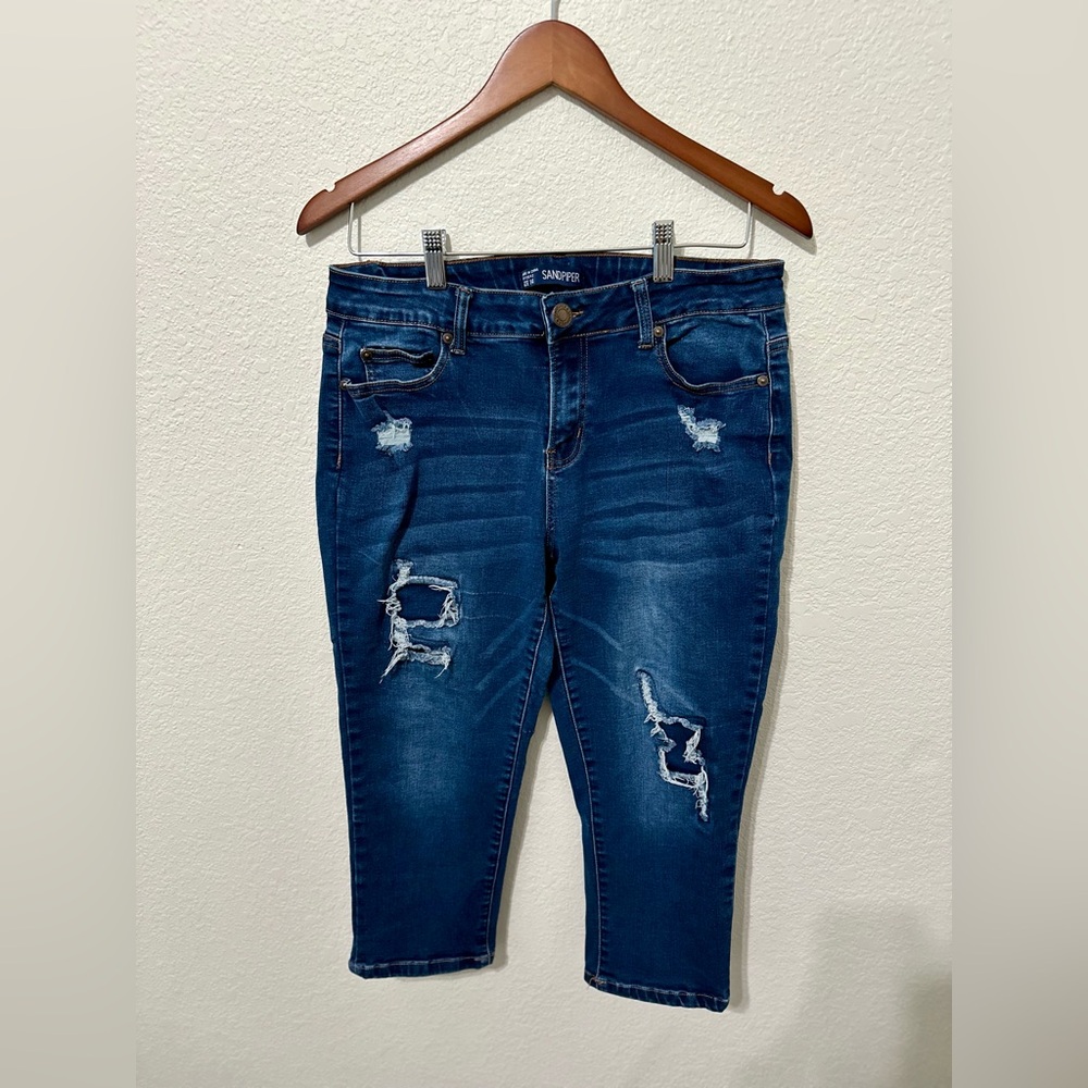 Women’s distressed denim stretch capris